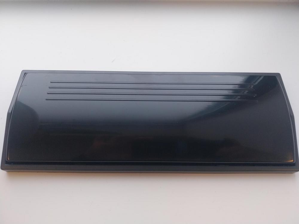 Albuebryter med sort lokk og mørk  grå underdel