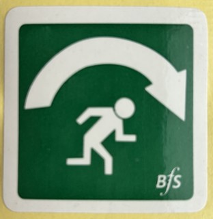 BFS S 932 klistremerke med symbol  for vridning mot høyre for nødkopp